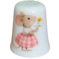 Foto de um(a) Dedal de Coleção em Porcelana - Estampa Ratinha de Saia e Buquê de Flores, da categoria de Outros colecionáveis. Este delicado dedal colecionável em porcelana branca apresenta uma temática romântica e bucólica. Com um acabamento... Vendido no marketplace Trésors.