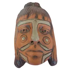 Foto de um(a) Máscara Decorativa em Cerâmica – Estilo Indígena, da categoria de Escultura. Bela máscara decorativa confeccionada em cerâmica (terracota). Peça com detalhes entalhados e pintura artesanal, ideal para... Vendido no marketplace Trésors.