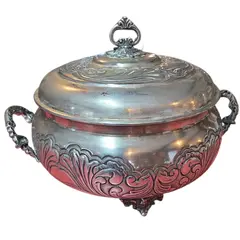 Foto de um(a) Antiga Terrina em Prata 90 com Ricos Relevos Florais e Pés Estilizados - Estilo Clássico, da categoria de Terrinas de sopa. Esta magnífica terrina (sopeira) é um exemplar legítimo de prataria de alta qualidade, produzida com banho de Prata 90. A... Vendido no marketplace Trésors.