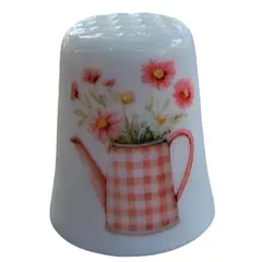 Foto de um(a) Dedal de Coleção em Porcelana – Regador com Flores e Laço, da categoria de Outros colecionáveis. Este delicado dedal em porcelana branca destaca-se pelo seu design romântico e detalhes que remetem ao estilo shabby chic. A... Vendido no marketplace Trésors.