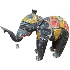 Foto de um(a) Elefante Decorativo em Madeira – Pintada à Mão, da categoria de Escultura. Encantadora escultura de elefante entalhada em madeira maciça, apresentando uma rica ornamentação em policromia. Esta peça é... Vendido no marketplace Trésors.