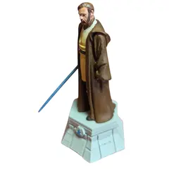 Foto de um(a) Estátua Obi-Wan Kenobi Star Wars - Peça de Xadrez Colecionável (Bispo Branco) - Pintado à Mão, da categoria de Figuras de ação. Honre o legado dos Jedi com esta figura detalhada de Obi-Wan Kenobi. Esta peça faz parte da exclusiva coleção de xadrez de... Vendido no marketplace Trésors.