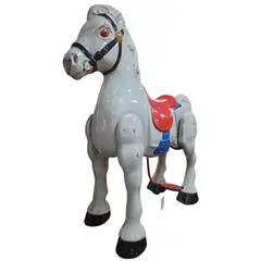 Foto de um(a) Raro Cavalinho Inglês Mobo Bronco – Original Década de 40, da categoria de Triciclos e pedalinhos. Uma Relíquia Autêntica do Brinquedo Britânico do Pós-Guerra. Apresentamos este magnífico cavalinho de balanço de metal da... Vendido no marketplace Trésors.