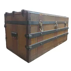 Foto de um(a) Baú Antigo Centenário Margossian - Relíquia de Rancharia (Anos 20/30), da categoria de Baús. Rara oportunidade de adquirir um pedaço da história da indústria brasileira. Este baú centenário foi produzido pela... Vendido no marketplace Trésors.