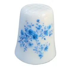 Foto de um(a) Dedal de Coleção em Porcelana – Florais e Laço Azul Estilo Português, da categoria de Outros colecionáveis. Esta peça destaca-se pela delicadeza de seus detalhes decorativos: de um lado, um rico arranjo de mini flores em tons de... Vendido no marketplace Trésors.