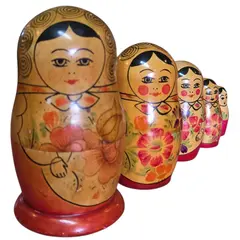 Foto de um(a) Matrioska Russa Vintage (USSR) - Conjunto com 5 Bonecas Pintadas à Mão, da categoria de Bonecas. Relíquia soviética autêntica para colecionadores e amantes de decoração vintage! Este belo conjunto de Matrioskas (bonecas... Vendido no marketplace Trésors.