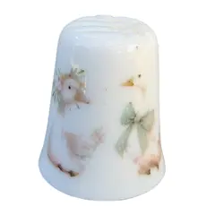 Foto de um(a) Dedal de Coleção em Porcelana Decorada – Estampa Patinhos com Laço, da categoria de Outros colecionáveis. Esta peça apresenta um acabamento vitrificado impecável e uma decoração romântica em estilo vintage. A estampa detalha... Vendido no marketplace Trésors.