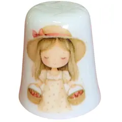 Foto de um(a) Dedal de Coleção em Porcelana - Estampa Menina Camponesa e Cesta de Flores, da categoria de Outros colecionáveis. Este delicado dedal colecionável em porcelana branca apresenta uma temática clássica e nostálgica, com ilustrações que... Vendido no marketplace Trésors.