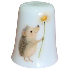 Foto de um(a) Dedal em Porcelana Decorado - Porco-Espinho e Margarida - Colecionável, da categoria de Outros colecionáveis. Esta peça apresenta uma estampa detalhada e lúdica de um pequeno porco-espinho segurando uma margarida, com o verso adornado... Vendido no marketplace Trésors.