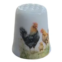 Foto de um(a) Dedal de Coleção em Porcelana – Galo e Pintinhos, da categoria de Outros colecionáveis. Este encantador dedal em porcelana apresenta uma cena bucólica clássica, retratando a vida no campo. Com uma ilustração... Vendido no marketplace Trésors.