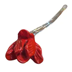 Foto de um(a) Flor de Cristal Artesanal Blumenau "Astros" – Vermelha Vibrante e Haste de Vidro Curva, da categoria de Outros colecionáveis. Exclusiva escultura artística em cristal tipo Murano, fabricada artesanalmente pela renomada marca brasileira "Astros",... Vendido no marketplace Trésors.