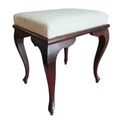 Foto de um(a) Banqueta Chippendale em Imbuia Maciça – Design Clássico, da categoria de Banquetas. Enriqueça seu ambiente com a elegância atemporal desta banqueta estilo Chippendale. Executada em imbuia maciça, madeira... Vendido no marketplace Trésors.