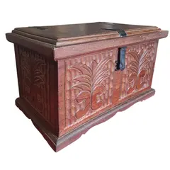 Foto de um(a) Pequeno Baú em Madeira Maciça com Esculturas em Relevo, da categoria de Baús. Este charmoso baú em madeira maciça apresenta um trabalho artesanal rico em detalhes. A face frontal e as laterais são... Vendido no marketplace Trésors.