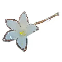 Foto de um(a) Flor Decorativa em Cristal Murano - Branca, da categoria de Outros colecionáveis. Elegante flor decorativa artesanal, modelada à mão em cristal Murano. Esta peça une o charme do design orgânico com a... Vendido no marketplace Trésors.