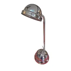 Foto de um(a) Luminária de Mesa Vintage Articulada Cromada, da categoria de Abajures. Esta luminária de mesa apresenta um acabamento cromado de alto brilho, ideal para quem busca um toque Industrial para o... Vendido no marketplace Trésors.