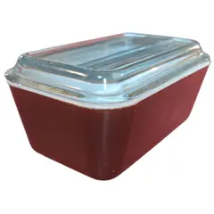 Foto de um(a) Manteigueira Pyrex USA Marrom - 502, da categoria de Outros utensílios. Adicione um toque de nostalgia e funcionalidade à sua cozinha ou coleção com esta autêntica peça Pyrex, fabricada nos... Vendido no marketplace Trésors.