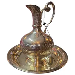 Foto de um(a) Gomil em Prata 90 - Estilo Clássico, da categoria de Acessórios para banheiro. Este magnífico conjunto de gomil e bacia em prata 90 é uma peça decorativa clássica que evoca o requinte das antigas salas... Vendido no marketplace Trésors.