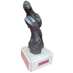 Foto de um(a) Escultura Decorativa - Cristina Loyola, da categoria de Escultura. Magnífica escultura autoral da artista plástica Cristina Loyola, conhecida pelo seu estilo único que mistura elementos da... Vendido no marketplace Trésors.