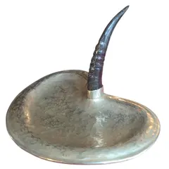 Foto de um(a) Bandeja de Mesa em Cobre Espessurado em Prata - Chifre, da categoria de Bandejas. Fabricada em cobre com um espesso banho de prata, a peça apresenta uma textura martelada artesanalmente que cria um jogo de... Vendido no marketplace Trésors.