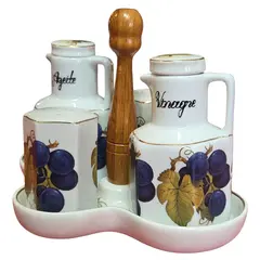 Foto de um(a) Galheteiro de Porcelana com Estampa de Uvas e Suporte de Madeira, da categoria de Saleiros e pimenteiros. Galheteiro de porcelana com estampa de uvas e suporte de madeira. Vendido no marketplace Trésors.