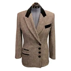 Foto de um(a) Blazer Vintage New York Lã, da categoria de Casacos. Blazer americano em lã tons de cinza, as tramas da lã formam discreto padrão de poás, detalhes veludo preto. Modelagem... Vendido no marketplace Trésors.
