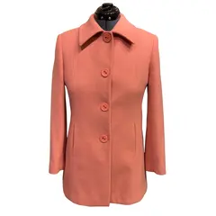 Foto de um(a) Casaco Vintage Lã Rosa Médio, da categoria de Casacos. Casaco em lã rosa médio, modelagem e confecção impecável. Possui bolsos, fechamento frontal por grandes botões e forro.... Vendido no marketplace Trésors.