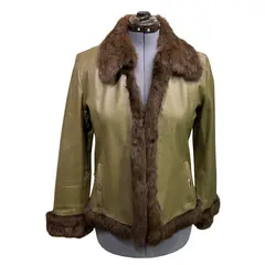 Foto de um(a) Jaqueta Vintage Couro Verde e Pele, da categoria de Casacos. Jaqueta Vintage Verde, couro macio, possivelmente pelica verde, detalhes em pelo autêntico, forrada, de alta qualidade,... Vendido no marketplace Trésors.