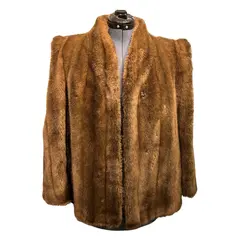 Foto de um(a) Casaco Vintage Americano Pelo Fake, da categoria de Casacos. casaco vintage americano pelo fake, tem modelagem com lindíssimos ombros marcados, possui fechamento por colchetes, forrado... Vendido no marketplace Trésors.