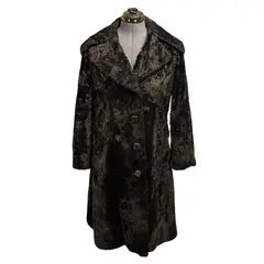 Foto de um(a) Casaco Vintage Pelo Preto, da categoria de Casacos. casaco vintage, possivelmente pelo sintético, na cor preto, botões quadrados e grande gola Veste M Medidas:Ombros 42cmBusto... Vendido no marketplace Trésors.