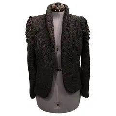 Foto de um(a) Casaqueto Vintage em Tecido Bouclé, da categoria de Casacos. Casaqueto vintage, Stravaganza Porto Alegre, em tecido boucle, lindos detalhes franzidos nos ombros, a modelagem do casaco... Vendido no marketplace Trésors.