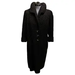Foto de um(a) Casaco Vintage Bouclé Alongado Preto, da categoria de Casacos. Lindíssimo casaco vintage, tecido bouclé, bolsos frontais, 3 grandes botões para fechamento, grande gola, forrado, punhos... Vendido no marketplace Trésors.
