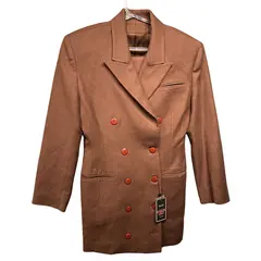 Foto de um(a) Conjunto Tailleur Vintage 100% Lã, da categoria de Casacos. Conjunto tailleur vintage, CGC, Walkyria Spinelli, 100% lã, na cor caramelo escuro, blazer lindíssimo alongado, acinturado,... Vendido no marketplace Trésors.