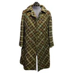 Foto de um(a) Casaco Vintage Tweed Xadrez, da categoria de Casacos. Raríssimo casaco tweed, xadrez em tom predominante verde, fechamento transpassado, 6 botões frontais, forro caramelo. Veste... Vendido no marketplace Trésors.