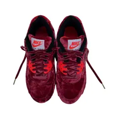 Foto de um(a) Tênis Nike Air Max 90 Velvet "25th Anniversary", da categoria de Tênis. Nike Air Max 90 "25th Anniversary" Red Velvet (Infrared Velvet Pack) é um modelo comemorativo e raro. > Conservação 8,5/10... Vendido no marketplace Trésors.