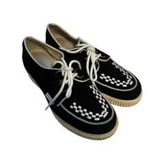 Foto de um(a) Creeper Diesel Camurça, da categoria de Sapatos. Creeper em camurça, da marca Diesel, detalhes em off, fechamento por cadarço Bom estado de conservação apenas com sinais de... Vendido no marketplace Trésors.
