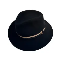 Foto de um(a) Chapéu Fedora Perry Ellis, da categoria de Chapéus. Chapéu Fedora, feltro 100% lã, da marca americana Perry Ellis, foram produzidos pela marca em coleções de inverno... Vendido no marketplace Trésors.