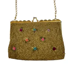 Foto de um(a) Bolsa Vintage Bordada Dourada Mini Rosas, da categoria de Botas. lindíssima bolsa vintage, inteiramente bordada em pedrarias douradas e detalhes de mini rosas bordadas em fio, fecho vovó... Vendido no marketplace Trésors.