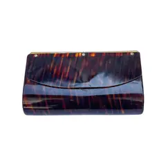 Foto de um(a) Clutch Vintage de Mão Ika, da categoria de Bolsas. Bolsa de mão vintage, marca Ika, padrão tartaruga, em lucite, acrílico, ferragem em metal, fecho em velcro, não possui alça,... Vendido no marketplace Trésors.