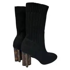 Foto de um(a) Bota Knit Louis Vuitton, da categoria de Botas. Bota Knit Louis Vuitton, saltos estrela com monogramas, italiana, em bom estado de conservação, porém foi retirada as tiras... Vendido no marketplace Trésors.