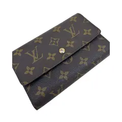 Foto de um(a) Carteira Atribuída Louis Vuitton, da categoria de Bolsas. carteira Louis Vuitton, canva com clássico monograma da marca. A carteira tem todos os requisitos de originalidade, porém em... Vendido no marketplace Trésors.