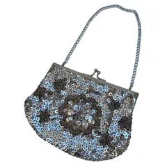 Foto de um(a) Bolsa Vintage Paetê Prata, da categoria de Bolsas. pequena bolsa vintage, bordada em pedrarias e lantejoulas prateadas, possui fecho “vovó”, alça corrente, correspondente à... Vendido no marketplace Trésors.