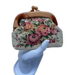 Foto de um(a) Bolsinha Porta Documentos Gobelin, da categoria de Bolsas. pequena bolsinha vintage gobelin, tamanho correspondente à documento, fecho vovó em material sintético, forro em material... Vendido no marketplace Trésors.