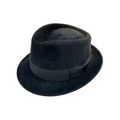Foto de um(a) Chapéu Fedora A Época Curitiba, da categoria de Chapéus. Chapéu fedora da antiga “A Época Curitiba”, em feltro de pelo ou lã texturizada, que confere esse visual e toque pelúcia... Vendido no marketplace Trésors.