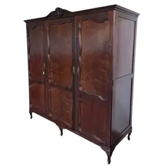 Foto de um(a) Guarda Roupa 3 Portas Chippandale em Imbuia, da categoria de Armários e Guarda Roupas. Vendido no marketplace Trésors.