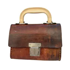 Foto de um(a) Mini Bag Couro Rusty, da categoria de Bolsas. Pequena bolsa de mão em couro vintage. Provavelmente com antiga finalidade de pequena ferramenta, atualmente pode ser usada... Vendido no marketplace Trésors.