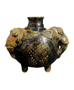 Foto de um(a) Vaso Elefantes Cerâmica, da categoria de Vasos. Vaso em cerâmica, representando 3 cabeças de elefantes, esmaltação na cor café/chocolate, aspecto rústico artesanal... Vendido no marketplace Trésors.