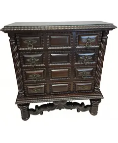 Foto de um(a) Cômoda Manuelino em Jacarandá – Riqueza em Entalhes e Madeira Nobre, da categoria de Cômodas e Sapateira. A Exuberância do Manuelino em sua Máxima Expressão Apresentamos esta Cômoda Manuelino, verdadeira joia da marcenaria... Vendido no marketplace Trésors.