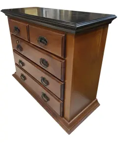 Foto de um(a) Cômoda Aparador em Madeira Maciça, da categoria de Cômodas e Sapateira. Linda cômoda aparador de construção relativamente moderna, confeccionada inteiramente em madeira maciça. Possui tampo com... Vendido no marketplace Trésors.