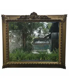 Foto de um(a) Espelho Antigo Dourado em Madeira com Vidro Bisotê, da categoria de Espelhos. Espelho antigo com moldura em madeira, acabamento dourado e detalhes entalhados. Possui vidro bisotê, que valoriza o... Vendido no marketplace Trésors.