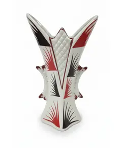 Foto de um(a) Vaso Art Déco em Porcelana - Design Geométrico Vintage, da categoria de Vasos. Vaso antigo em porcelana branca decorada com motivos geométricos e abstratos nas cores preto e vermelho. Possui detalhes em... Vendido no marketplace Trésors.